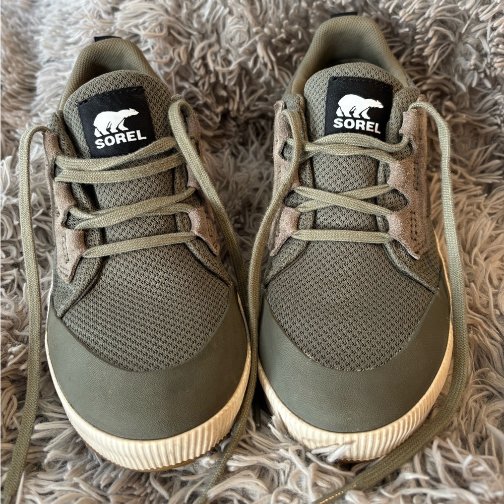 Sorel out n about 111 low olive green waterproof sneakers,great condition!